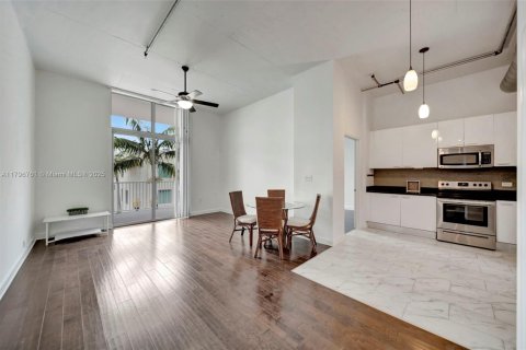 Condo in Hollywood, Florida, 2 bedrooms  № 1712025 - photo 1