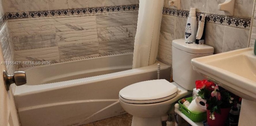 House in Lauderdale Lakes, Florida 3 bedrooms, 135.54 sq.m. № 2010203