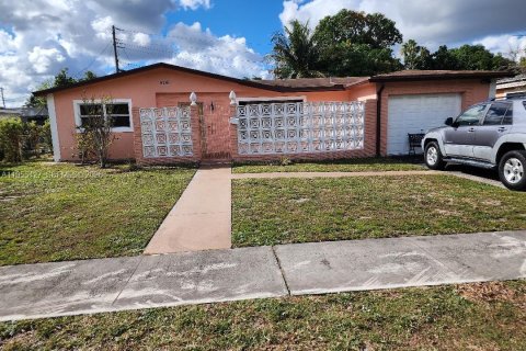 House in Lauderdale Lakes, Florida 3 bedrooms, 135.54 sq.m. № 2010203 - photo 2