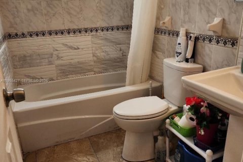 House in Lauderdale Lakes, Florida 3 bedrooms, 135.54 sq.m. № 2010203 - photo 8