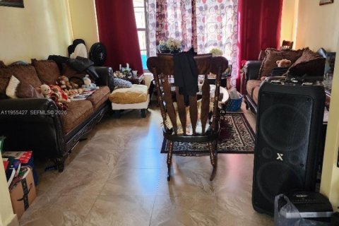 House in Lauderdale Lakes, Florida 3 bedrooms, 135.54 sq.m. № 2010203 - photo 9