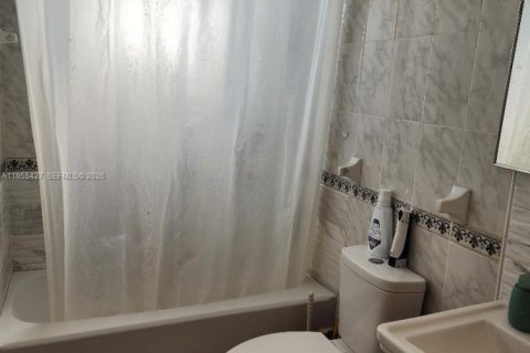 House in Lauderdale Lakes, Florida 3 bedrooms, 135.54 sq.m. № 2010203 - photo 5