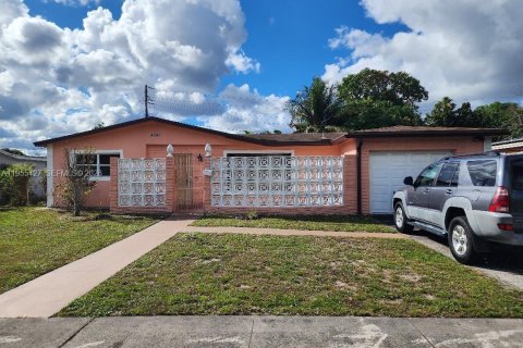 House in Lauderdale Lakes, Florida 3 bedrooms, 135.54 sq.m. № 2010203 - photo 3