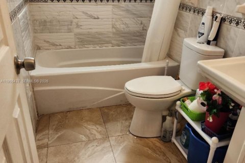 House in Lauderdale Lakes, Florida 3 bedrooms, 135.54 sq.m. № 2010203 - photo 7