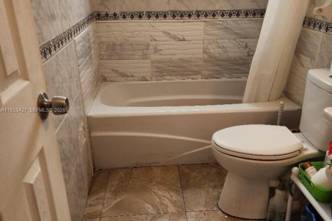 House in Lauderdale Lakes, Florida 3 bedrooms, 135.54 sq.m. № 2010203 - photo 6