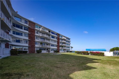 Condominio en Miami Shores, Florida, 2 dormitorios  № 2030118