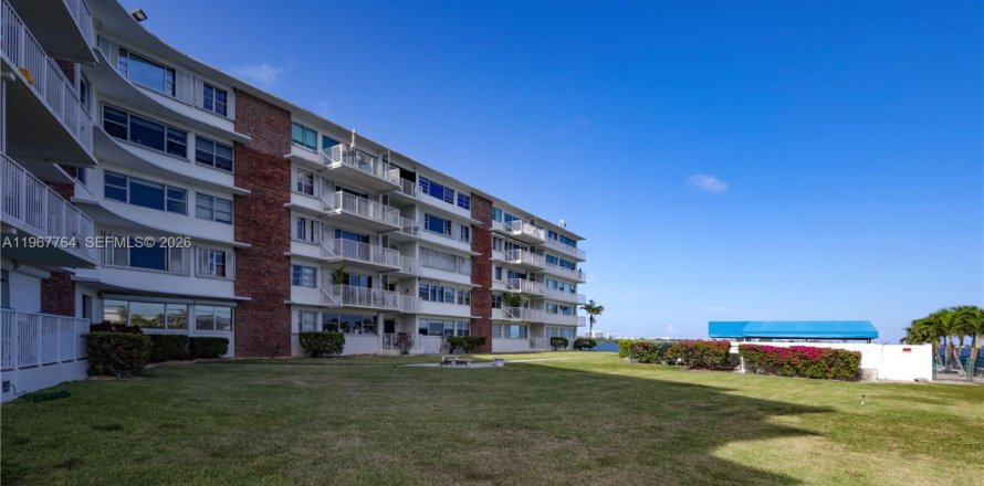 Condominio en Miami Shores, Florida, 2 dormitorios  № 2030118