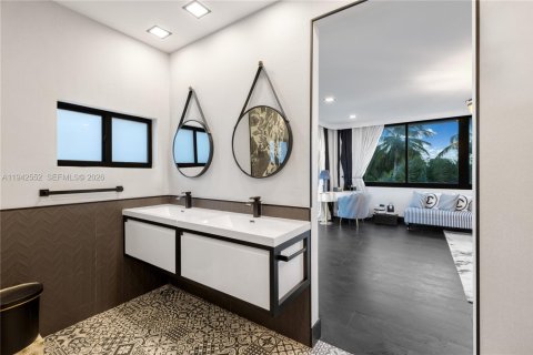 House in Miami Beach, Florida 4 bedrooms, 291.43 sq.m. № 2152764 - photo 13