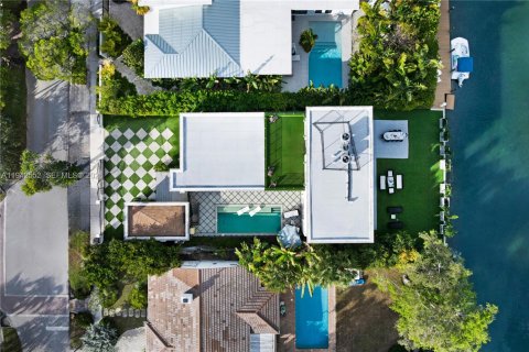 House in Miami Beach, Florida 4 bedrooms, 291.43 sq.m. № 2152764 - photo 26