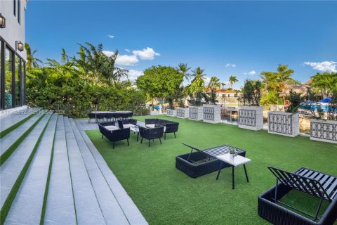 House in Miami Beach, Florida 4 bedrooms, 291.43 sq.m. № 2152764 - photo 8