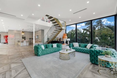 House in Miami Beach, Florida 4 bedrooms, 291.43 sq.m. № 2152764 - photo 1