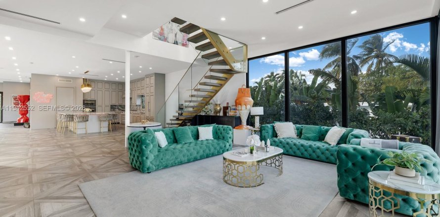 House in Miami Beach, Florida 4 bedrooms, 291.43 sq.m. № 2152764