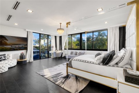 House in Miami Beach, Florida 4 bedrooms, 291.43 sq.m. № 2152764 - photo 10