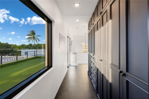 House in Miami Beach, Florida 4 bedrooms, 291.43 sq.m. № 2152764 - photo 19