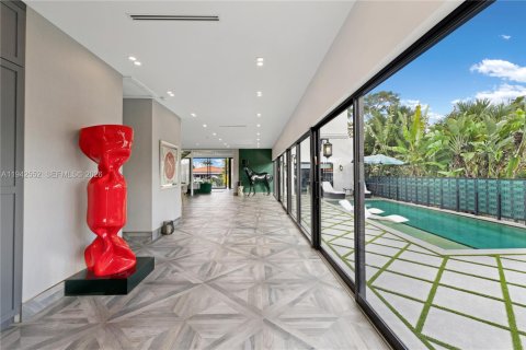 House in Miami Beach, Florida 4 bedrooms, 291.43 sq.m. № 2152764 - photo 9