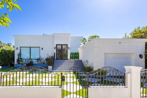 House in Miami Beach, Florida 4 bedrooms, 291.43 sq.m. № 2152764 - photo 24