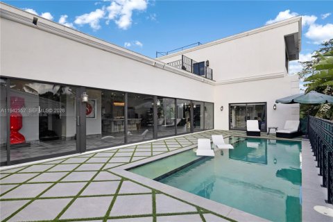 House in Miami Beach, Florida 4 bedrooms, 291.43 sq.m. № 2152764 - photo 6