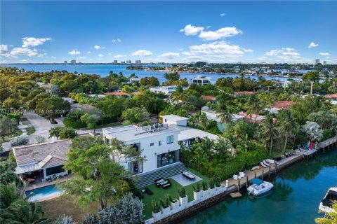House in Miami Beach, Florida 4 bedrooms, 291.43 sq.m. № 2152764 - photo 27