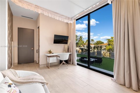House in Miami Beach, Florida 4 bedrooms, 291.43 sq.m. № 2152764 - photo 14