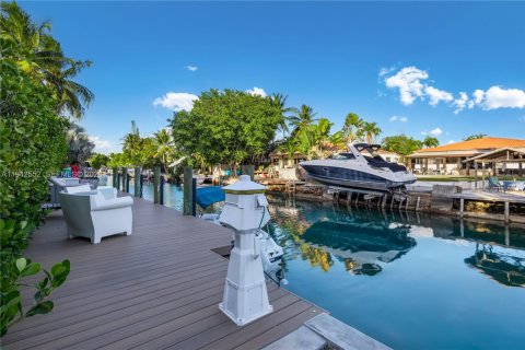 House in Miami Beach, Florida 4 bedrooms, 291.43 sq.m. № 2152764 - photo 25