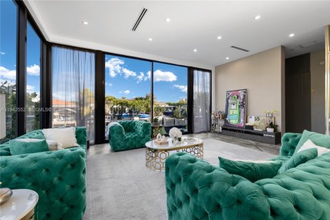 House in Miami Beach, Florida 4 bedrooms, 291.43 sq.m. № 2152764 - photo 5