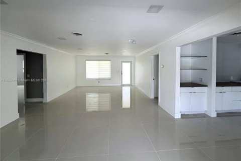 House in Hollywood, Florida 3 bedrooms, 144.65 sq.m. № 1936980 - photo 10