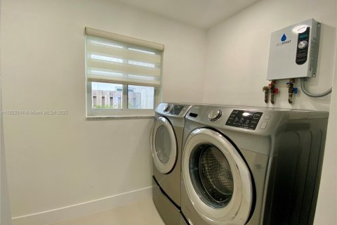 Casa en venta en Hollywood, Florida, 3 dormitorios, 144.65 m2 № 1936980 - foto 14