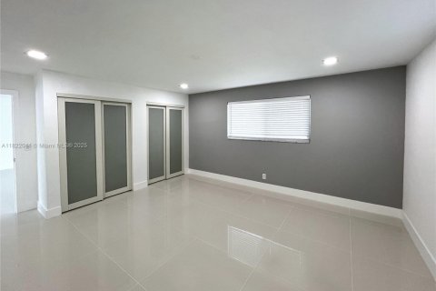 House in Hollywood, Florida 3 bedrooms, 144.65 sq.m. № 1936980 - photo 30