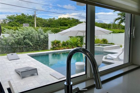 House in Hollywood, Florida 3 bedrooms, 144.65 sq.m. № 1936980 - photo 2