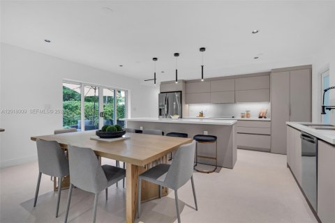House in Coral Gables, Florida 3 bedrooms № 2281614 - photo 4