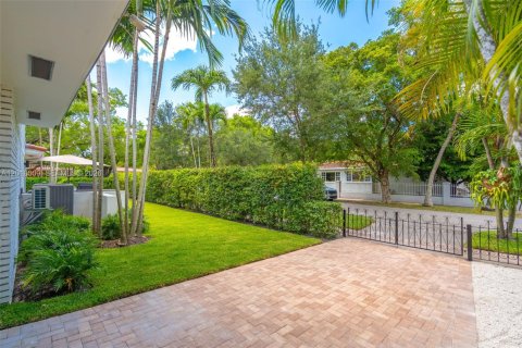 House in Coral Gables, Florida 3 bedrooms № 2281614 - photo 14