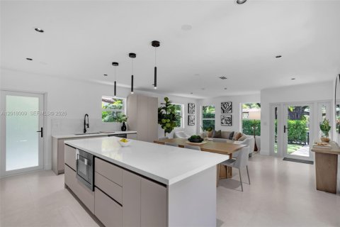 House in Coral Gables, Florida 3 bedrooms № 2281614 - photo 3