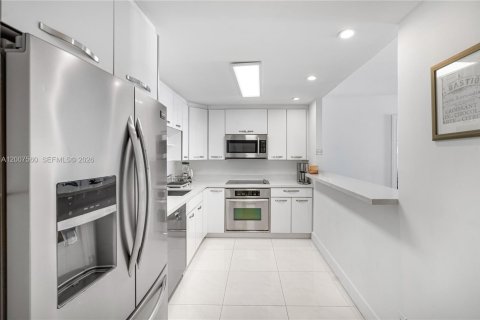 Condo in Sunny Isles Beach, Florida, 1 bedroom № 2145950 - photo 11