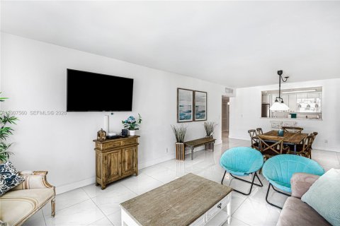 Condo in Sunny Isles Beach, Florida, 1 bedroom № 2145950 - photo 10