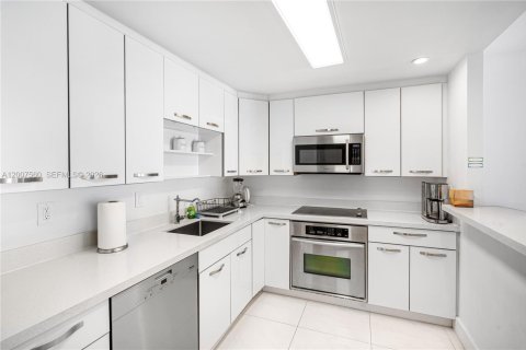 Condo in Sunny Isles Beach, Florida, 1 bedroom № 2145950 - photo 12