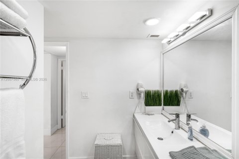 Condo in Sunny Isles Beach, Florida, 1 bedroom № 2145950 - photo 2