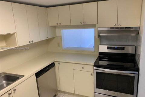 Copropriété à louer à Miami, Floride: 2 chambres, 86.4 m2 № 1811490 - photo 4