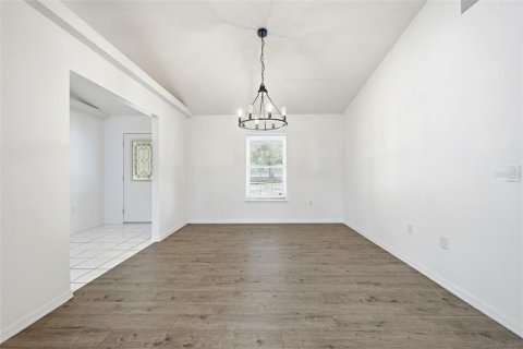 House in Eustis, Florida 3 bedrooms, 172.8 sq.m. № 2112372 - photo 8