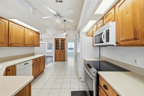 House in Eustis, Florida 3 bedrooms, 172.8 sq.m. № 2112372 - photo 17