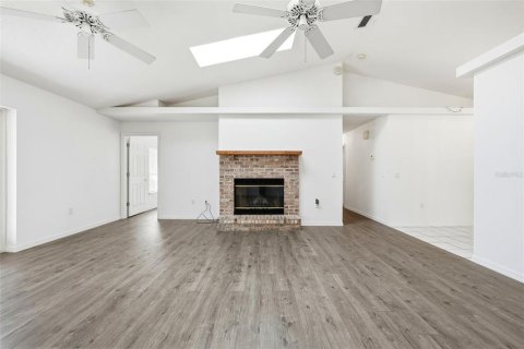 House in Eustis, Florida 3 bedrooms, 172.8 sq.m. № 2112372 - photo 13