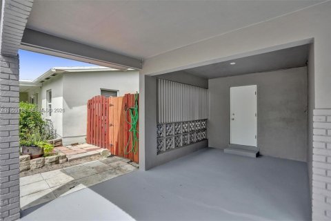 Снять в аренду виллу или дом в Окленд-Парк, Флорида 2 спальни, 92.81м2, № 2005439 - фото 2