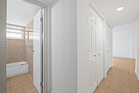 Снять в аренду кондоминиум в Майами, Флорида 2 спальни, 105.44м2, № 2002100 - фото 23