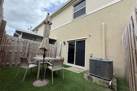 Townhouse in Florida City, Florida 2 bedrooms, 112.23 sq.m. № 1420125 - photo 2