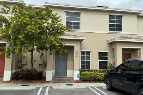Townhouse in Florida City, Florida 2 bedrooms, 112.23 sq.m. № 1420125 - photo 1