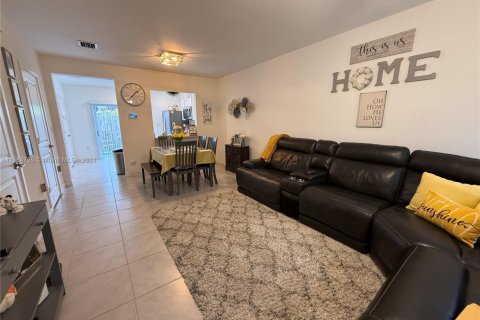 Townhouse in Florida City, Florida 2 bedrooms, 112.23 sq.m. № 1420125 - photo 5