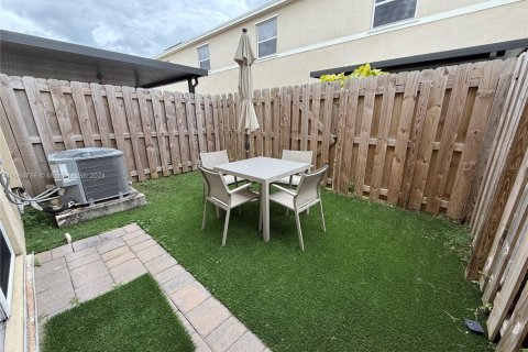 Townhouse in Florida City, Florida 2 bedrooms, 112.23 sq.m. № 1420125 - photo 3