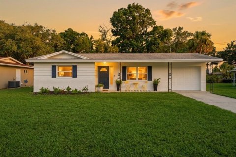 House in Dunedin, Florida 2 bedrooms, 83.98 sq.m. № 2200257