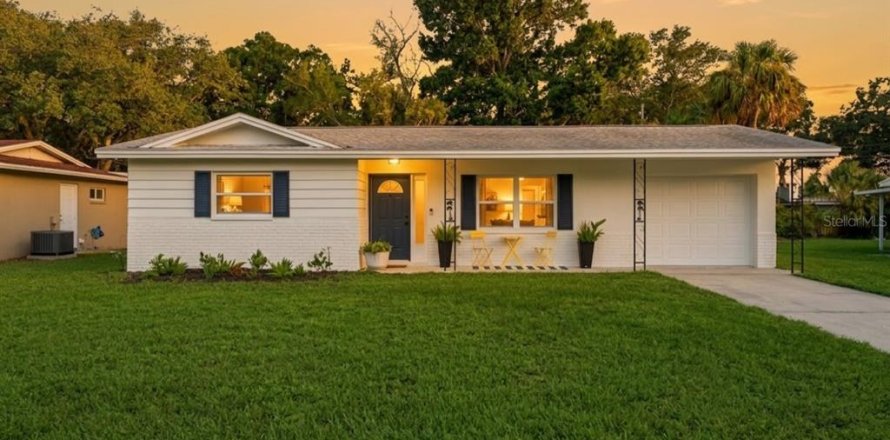 House in Dunedin, Florida 2 bedrooms, 83.98 sq.m. № 2200257