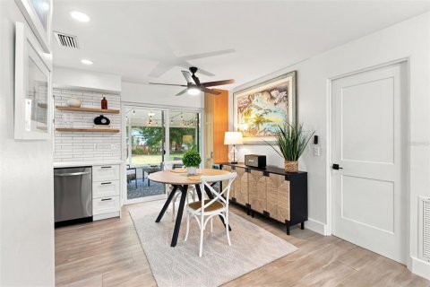 House in Dunedin, Florida 2 bedrooms, 83.98 sq.m. № 2200257 - photo 6
