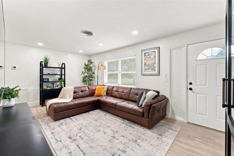 House in Dunedin, Florida 2 bedrooms, 83.98 sq.m. № 2200257 - photo 4